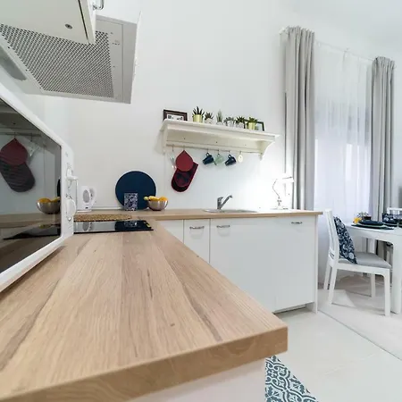 Portic, Self Check-in Apartman Zára